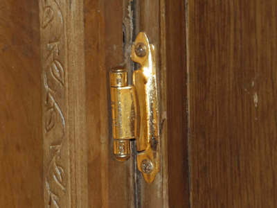 How to Replace a Cabinet&nbsp;Hinge
